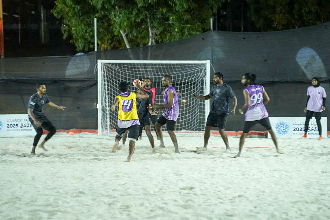 Minister <a href="/em_saeed/">Mohamed Saeed</a> takes in the action at the Beach Handball Challenge and awards the Player of the Match at #MaldivesExpo2025!
#CreativeMaldives