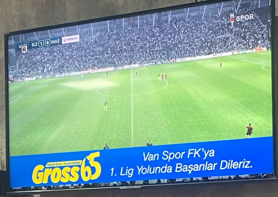 Ve hakemin kafasını kırdılar.