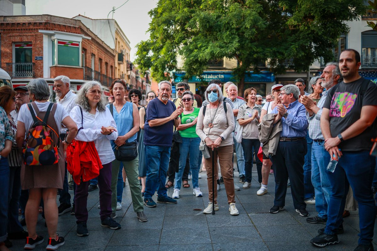 Vecinas y vecinos de Puente de Vallecas se reúnen en el parque Amos Acero  para denunciar el abandono del distrito por parte del Gobierno de Almeida.

Frente a su autoritarismo contra el tejido vecinal, el <a href="/PSOEMadridAyto/">PSOE en Ayto Madrid</a> está presente y hace barrio.

 ¡Puente de Vallecas se