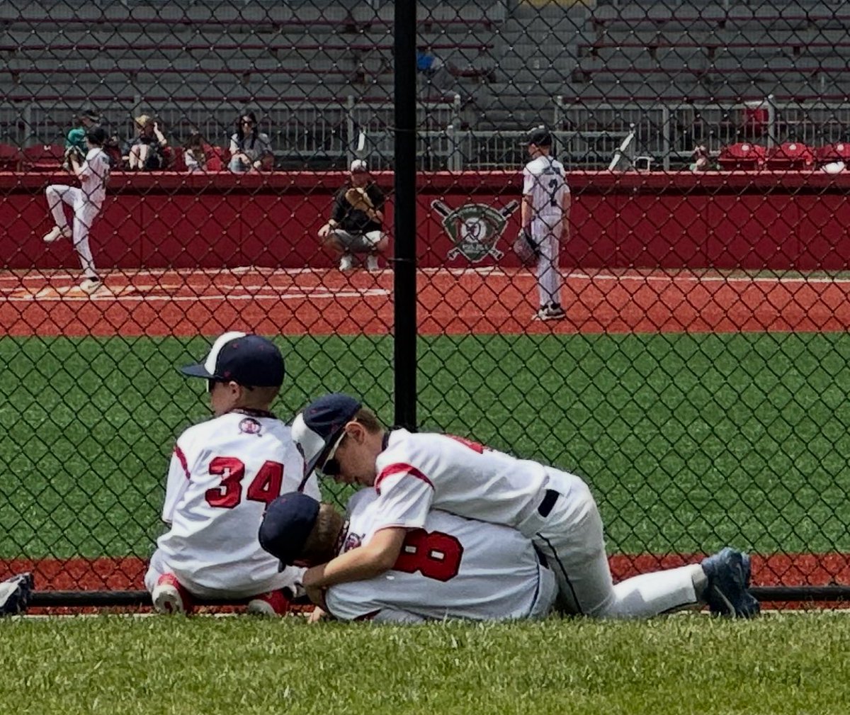 10uDiamondBoys's tweet photo. Tried to catch a nice moment where the boys were relaxing watching the game in front of usโฆ didnโt even notice this in the shot. #hijinx โฆ@DBBaseballClubโฉ https://t.co/T607hwU9hJ