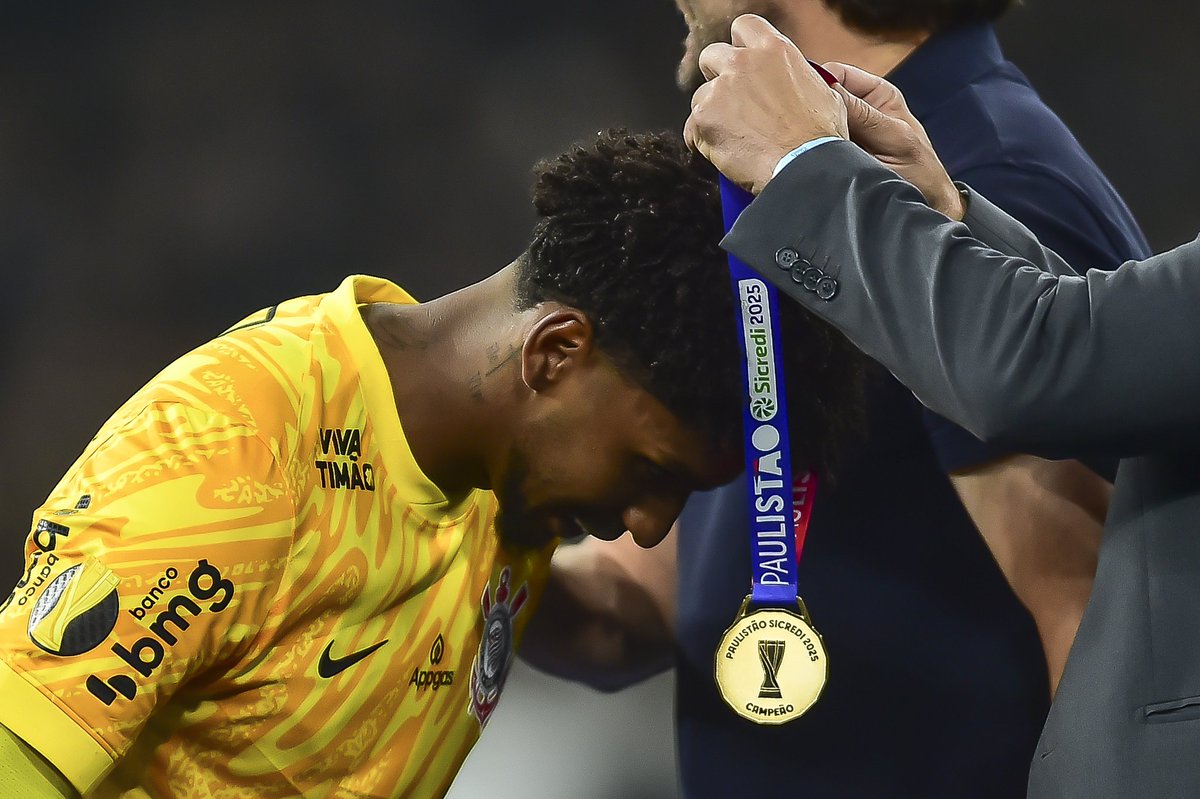 Hugo é a prova viva que na vida o jogo SEMPRE VIRA. Uma hora ou outra o JOGO SEMPRE VIRA!!! Lógico, vc tem que buscar, perseverar, ser resiliente, mas sempre vira. Não desacredite! Ele merece demais! Voa, <a href="/Hugo99_/">Hugo Souza</a> ! Sou fã demais! 🖤🤍🤨🇧🇷