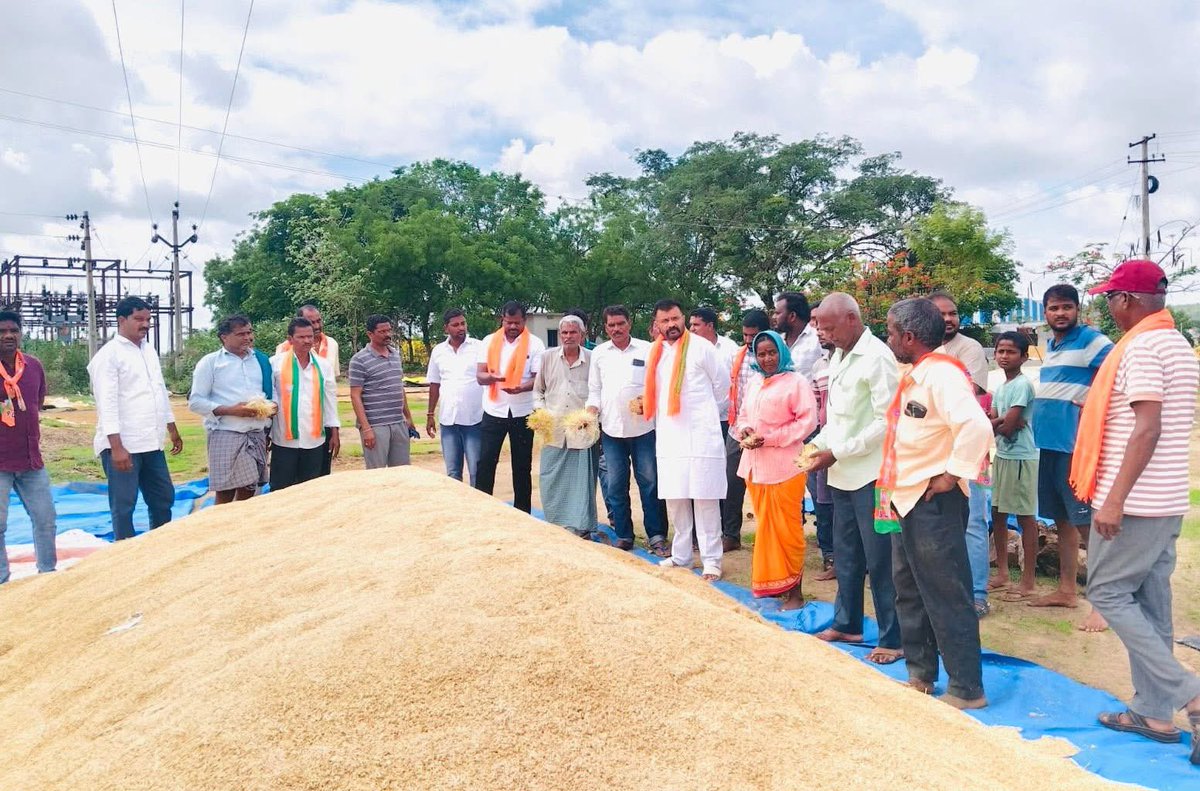 Arvindharmapuri's tweet photo. గత కొన్ని రోజులుగా కురుస్తున్న  అకాల వర్షాలతో ..బాల్కొండ నియోజకవర్గం కమ్మర్ పల్లి మండలం బషీరాబాద్ కొనుగోలు కేంద్రంలోని వరి పూర్తిగా తడిసి ముద్దయింది. దీంతో బిజెపి రాష్ట్ర కార్యవర్గ సభ్యులు మల్లికార్జున్ రెడ్డి గారు నిన్న కొనుగోలు కేంద్రాన్ని  సందర్శించి రైతులతో  మాట్లాడారు.  వరిని వెంటనే కొనుగోలు చేసి..రైతులకు సహాయం చేయాలని సంబంధిత అధికారులను కోరారు.

Due to recent unseasonal rains, rice stocks at the Bashirabad procurement center in Kammerpalli mandal, Balkonda constituency, have been severely damaged. @BJP4Telangana state executive member Shri Mallikarjun Reddy visited the center yesterday, met with affected farmers, and urged authorities to promptly procure the rice and provide relief to the farmers.