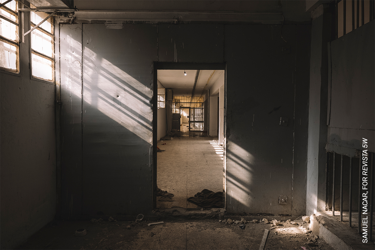 Photo of the Day | A corridor of the infamous Sednaya prison in Damascus, Syria. Discover the #WPPh2025 awarded project ‘The Shadows Already Have Names’ by <a href="/samuelnacar/">Samuel Nacar</a>, documenting how the Assad regime used imprisonment as a weapon of war: worldpressphoto.org/collection/pho…