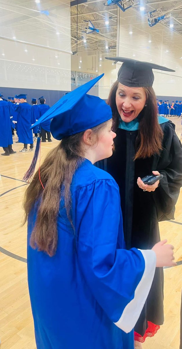 A favorite graduation moment! ❤️💙