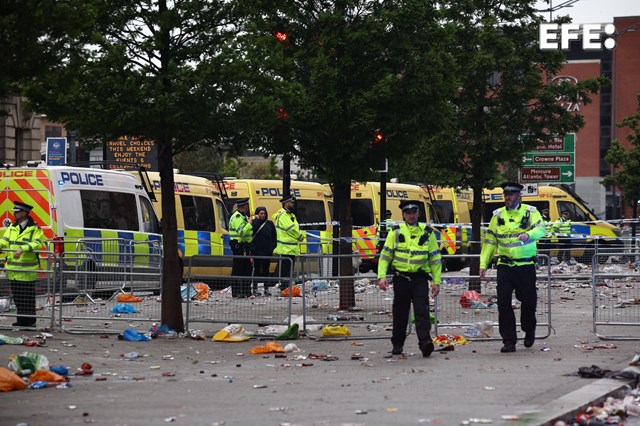 Un hombre ha sido detenido tras atropellar con su coche a varios peatones en el centro de Liverpool, noroeste de Inglaterra, durante las celebraciones del campeonato de liga del equipo de fútbol homónimo de la ciudad.

efe.com/mundo/2025-05-…