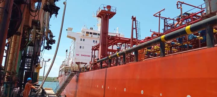 CUPET (@cubapetroleo1) on Twitter photo 🌟#Noticia
Comienza descarga del #GasLicuado del Petróleo en el muelle de la Refinería Hermanos Díaz en #SantiagoDeCuba. En pocas horas iniciará la distribución del producto.
🧏Manténgase actualizado por los canales oficiales de cada territorio en redes sociales. 🌟#Noticia
Comienza descarga del #GasLicuado del Petróleo en el muelle de la Refinería Hermanos Díaz en #SantiagoDeCuba. En pocas horas iniciará la distribución del producto.
🧏Manténgase actualizado por los canales oficiales de cada territorio en redes sociales.