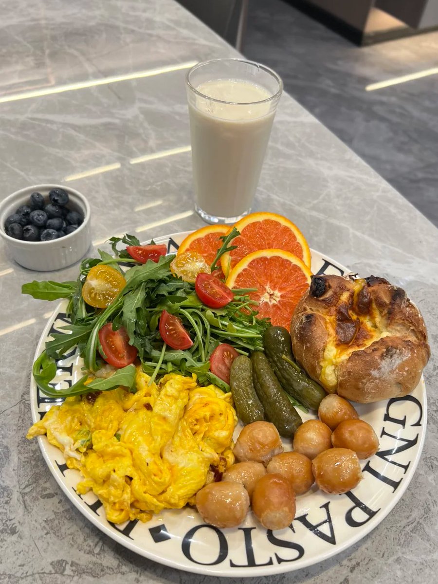 DorieTanis's tweet photo. A nutritious day starts with a colorful breakfast 🌞🥗
There are scrambled eggs with rich egg flavor, refreshing sausages, sour and crispy cucumbers, salad with sesame leaves and cherry tomatoes, and juicy red orange slices🍊 https://t.co/bYEuvS8zne