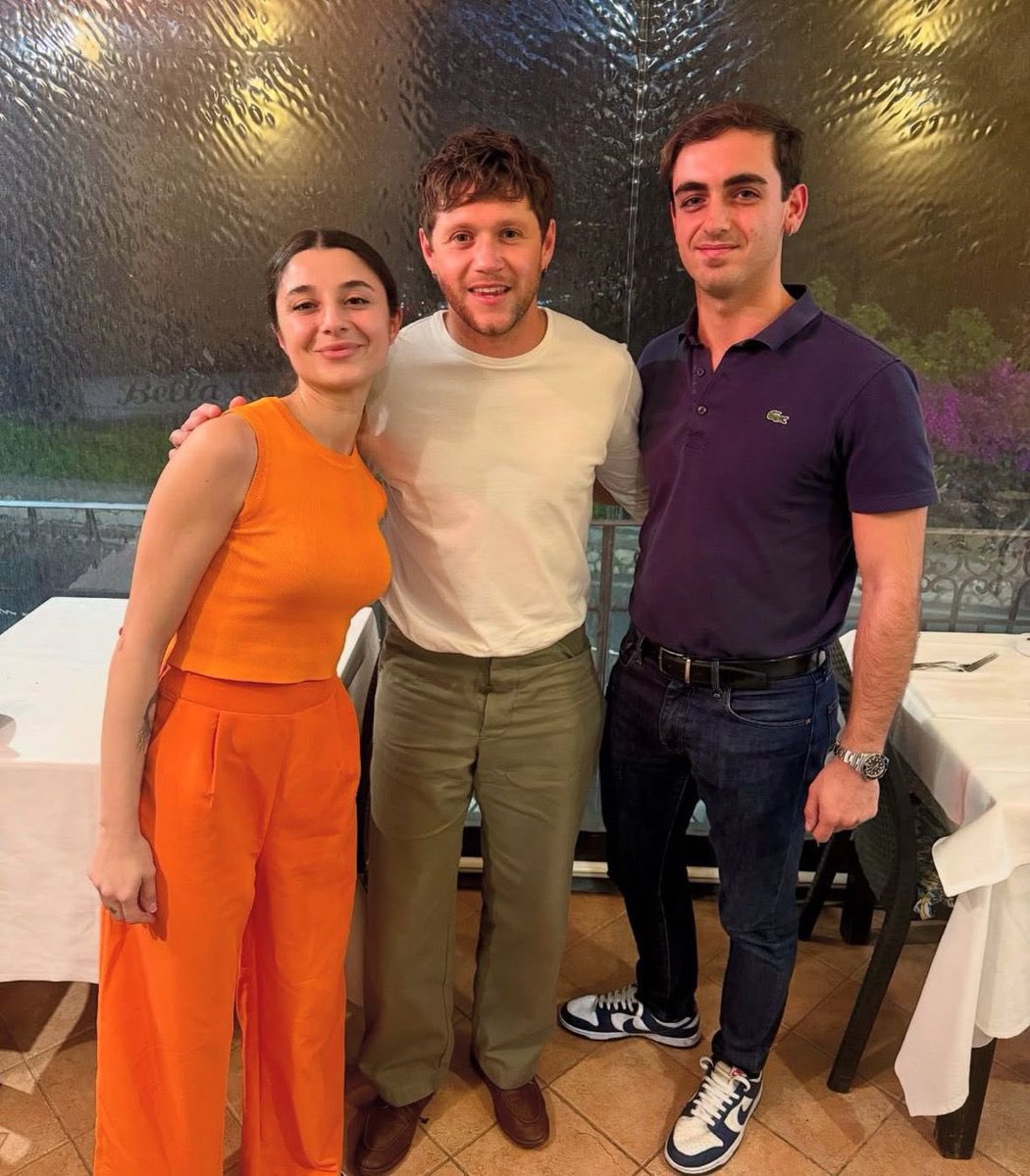 Nueva foto de Niall ayer en Italia con fans!

"Más allá de la música, nos sorprendió realmente lo increíblemente humilde y genuinamente amable que es"
©️ trattoriadanino