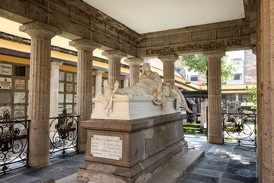 Fideicomiso Centro Histórico de Ciudad de México (@centro_cdmx) on Twitter photo El <a href="/PanteonSanFer/">Museo Panteón de San Fernando</a>, ubicado en la colonia Guerrero, conserva la memoria de personajes que marcaron etapas fundamentales de la nación, como Miguel Miramón y Tomás Mejía, entre otros, por lo cual es considerado como el cementerio más emblemático de la historia política del país. El <a href="/PanteonSanFer/">Museo Panteón de San Fernando</a>, ubicado en la colonia Guerrero, conserva la memoria de personajes que marcaron etapas fundamentales de la nación, como Miguel Miramón y Tomás Mejía, entre otros, por lo cual es considerado como el cementerio más emblemático de la historia política del país.