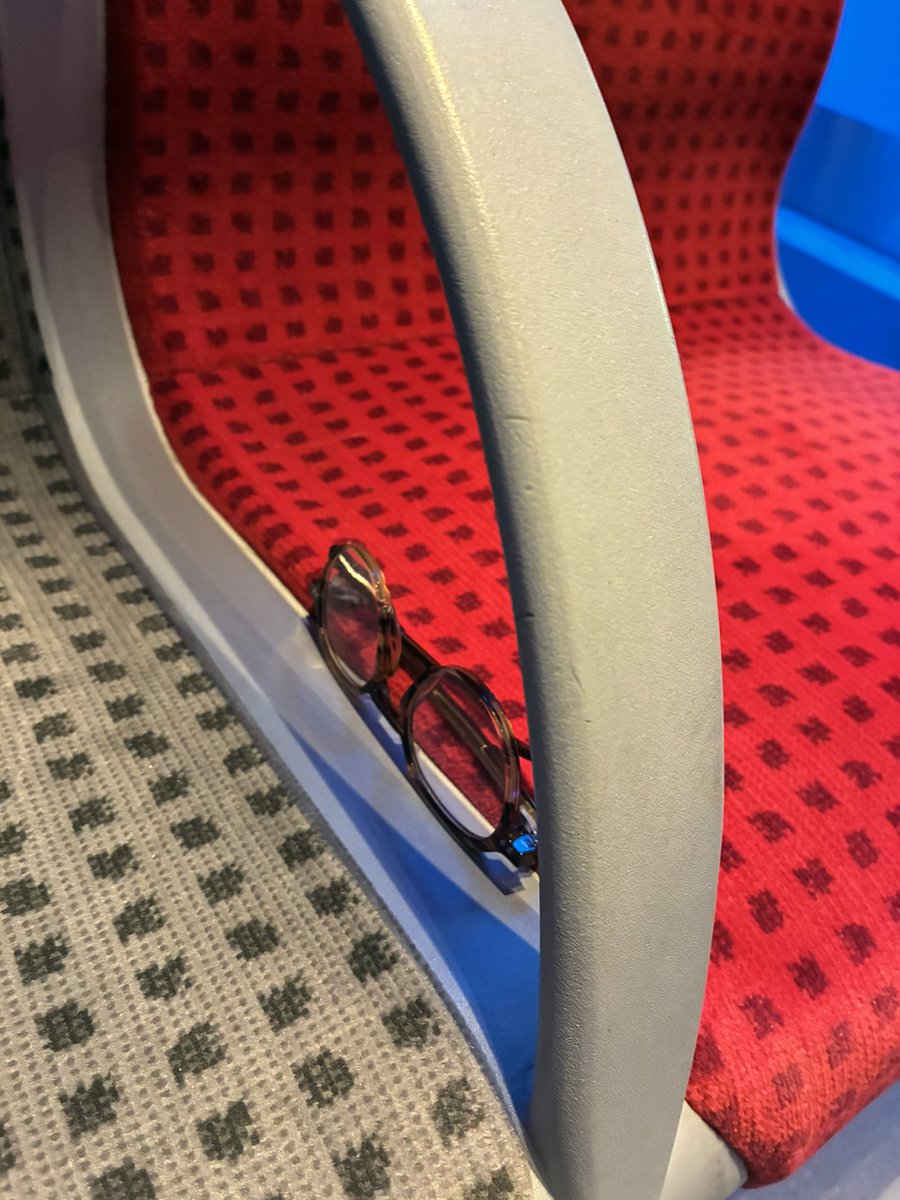 Est ce que Twitter fait encore des miracles : on va bien voir 
J’ai retrouvé ces lunettes à 20h50 le 26/05 à La Défense Grande Arche dans un train direction Paris saint lazare : Retrouvez le propriétaire mais je pense que c’est impossible