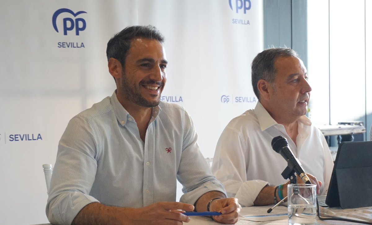 PPdeSevilla's tweet photo. Sevilla da un paso al frente: mostramos nuestro respaldo a @NunezFeijoo, el líder que España necesita. Con visión, experiencia y sentido de Estado.

En el #21CongresoNacionalPP iniciamos una nueva etapa. Con más de 2.500 avales y 79 compromisarios sevillanos, estamos listos para construir otra forma de gobernar: más seria, más responsable, más útil.

¡Somos el #PP y venimos con fuerza!