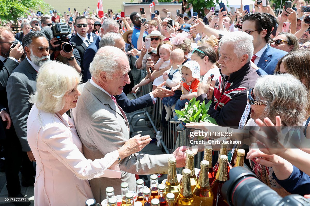 FinstaRoyal's tweet image. Siri, what is personal space?