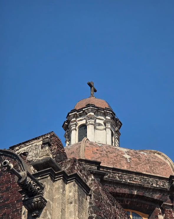 La Rectoría de San Felipe Neri, llamada La Profesa, fue construida en 1714 por Pedro de Arrieta. Anteriormente formó parte de un complejo llamado Casa Profesa, siendo residencia de Jesuitas y la sede del Arzobispado. 

Por: @emma_arquitierno

#arquitectura #patrimonio #iglesia