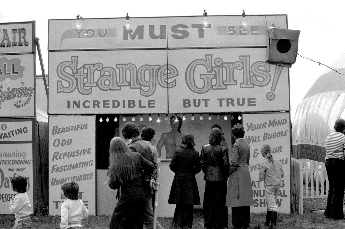 Ah, the heady scent of candy floss, wet straw, toffee apples, diesel generator fumes, burgers and fried onions, and chips with industrial lashings of salt and vinegar. This was the evocative smell of The Hoppings, as Tony Henderson remembers here: eyesandearsnortheast.substack.com/p/from-the-qt-…