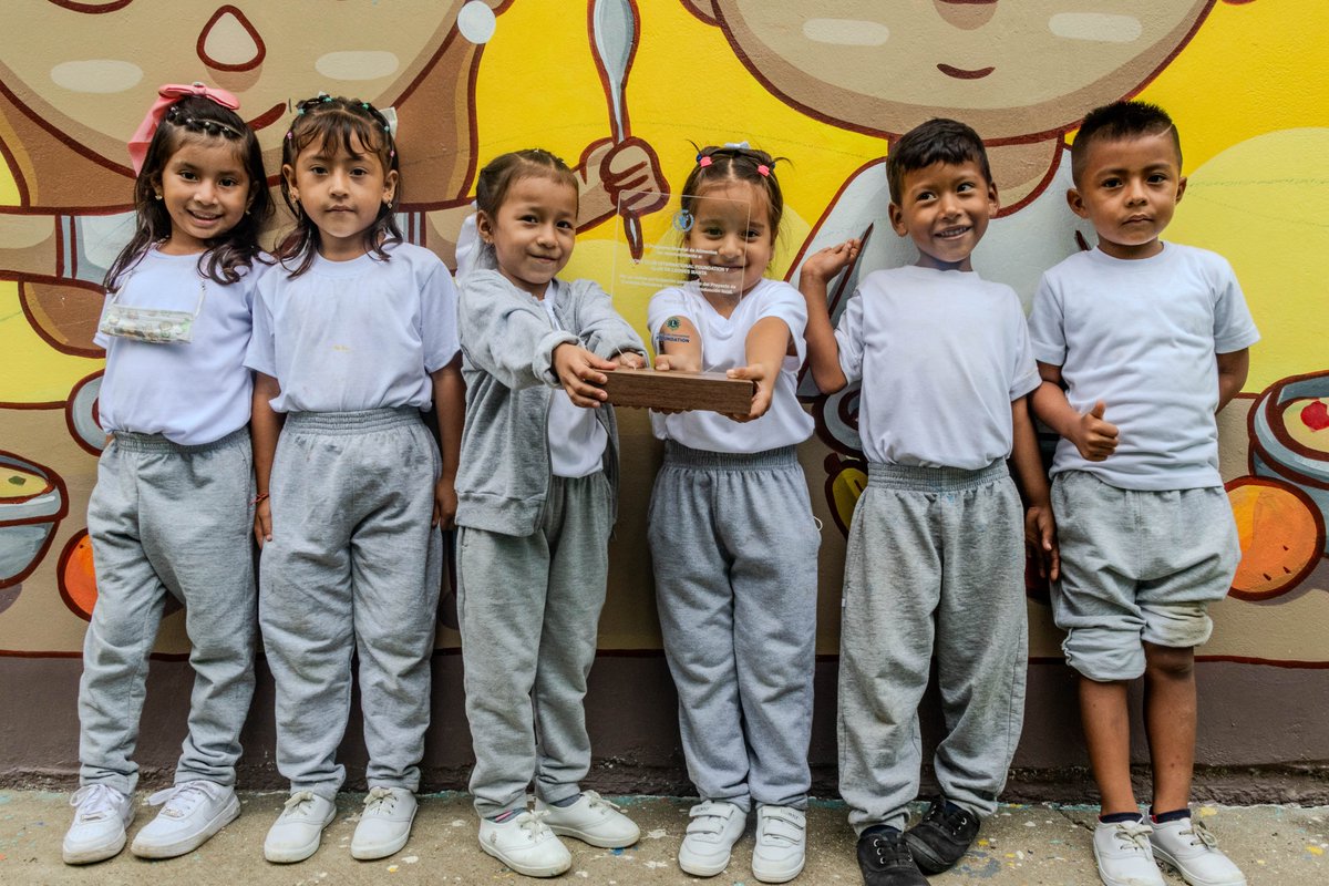 WFP Ecuador (Programa Mundial de Alimentos) (@wfp_ecuador) on Twitter photo El año escolar de la región costa inicia con buenas noticias 💙💪🏼 🇪🇨
Más de 7000 niños/as en Guayas, Manabí y Santa Elena continuarán recibiendo una comida saludable y nutritiva, con productos de agricultores/as locales 🧑🌾en sus escuelas.
<a href="/SchoolMeals_/">School Meals Coalition</a> | <a href="/WFP_es/">WFP Español</a> | <a href="/Educacion_Ec/">Ministerio de Educación del Ecuador</a> El año escolar de la región costa inicia con buenas noticias 💙💪🏼 🇪🇨
Más de 7000 niños/as en Guayas, Manabí y Santa Elena continuarán recibiendo una comida saludable y nutritiva, con productos de agricultores/as locales 🧑🌾en sus escuelas.
<a href="/SchoolMeals_/">School Meals Coalition</a> | <a href="/WFP_es/">WFP Español</a> | <a href="/Educacion_Ec/">Ministerio de Educación del Ecuador</a>