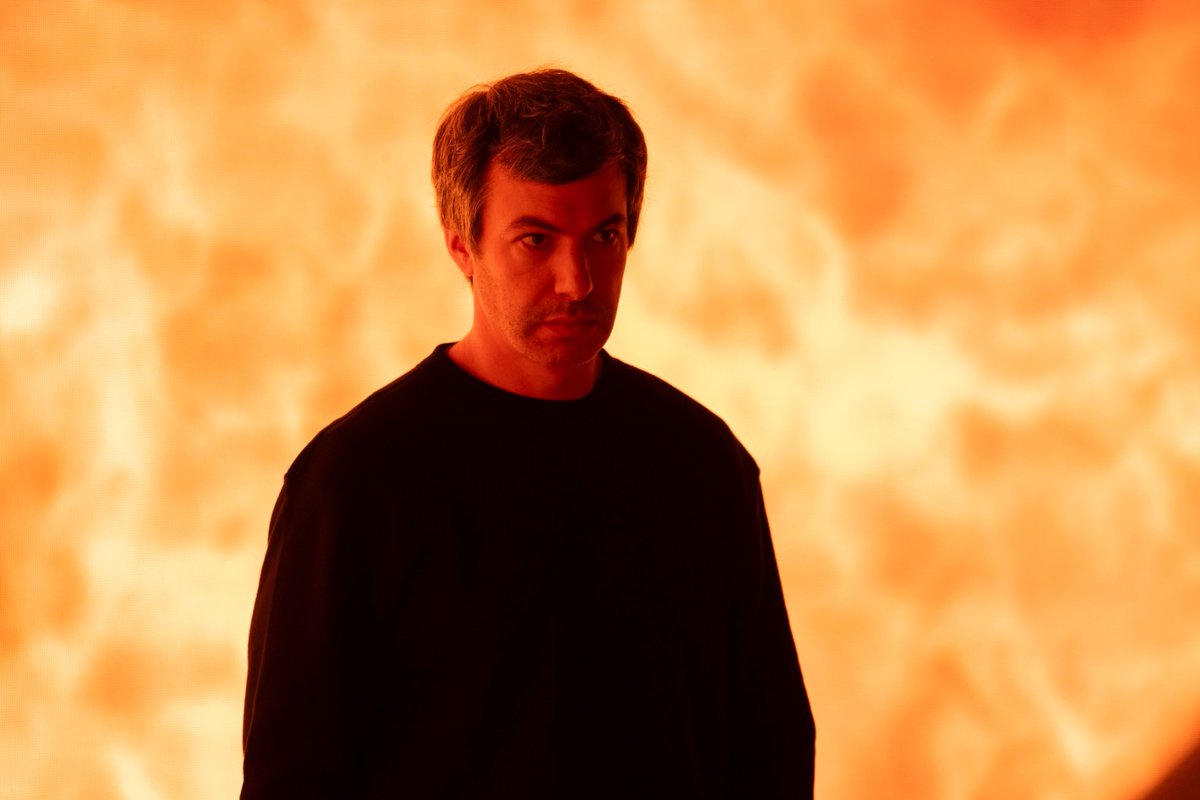 blogdseries's tweet photo. Quizás la mejor serie que nos ha dado HBO este año, #ElEnsayo finalizó su segunda temporada por todo lo alto, literalmente ✈️.

Nathan Fielder logra pilotear una comedia satírica con experimentos sociales, surrealismo, voyeurismo y decisiones éticamente cuestionables.

⭐⭐⭐⭐ https://t.co/Zd1oJASTdU