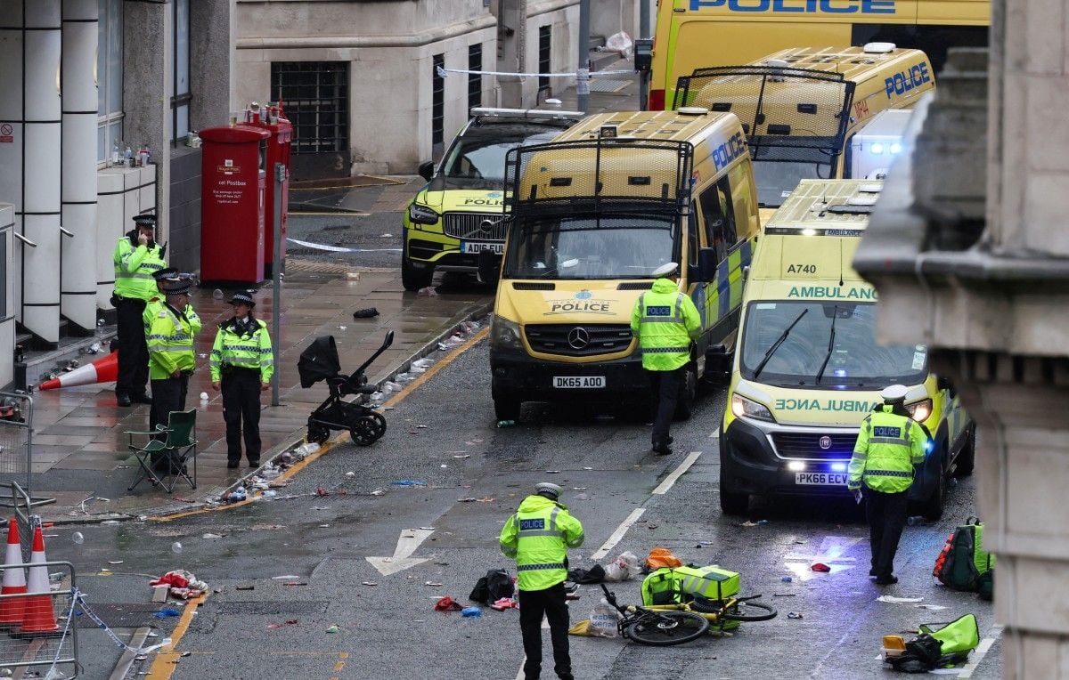 djholson's tweet photo. Scène de panique à Liverpool, en début de soirée ce lundi, en pleine célébration du titre de champions d’Angleterre des Reds. Une voiture a percuté plusieurs piétons sur Water Street, en plein cœur de la ville. On ignore si il y as des victimes le conducteur as été interpellé https://t.co/lXFLFfIYww
