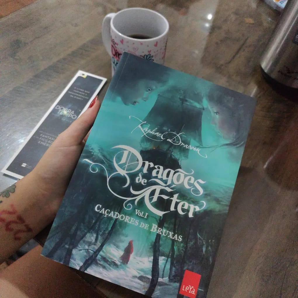 Holo_Atelier's tweet photo. Descansar não é afundar em tela vendo 1.000 vídeos.
Ás vezes o melhor descanso é fazer algo que relaxa e não prejudica seus hábitos ✨tipo leitura.
Criem o hábito de ler fora da obrigação!
Atualmente tô lendo Dragões de Éter – Vol.1 pra quem curte fantasia é bem legal https://t.co/0zZBCquJ0Y