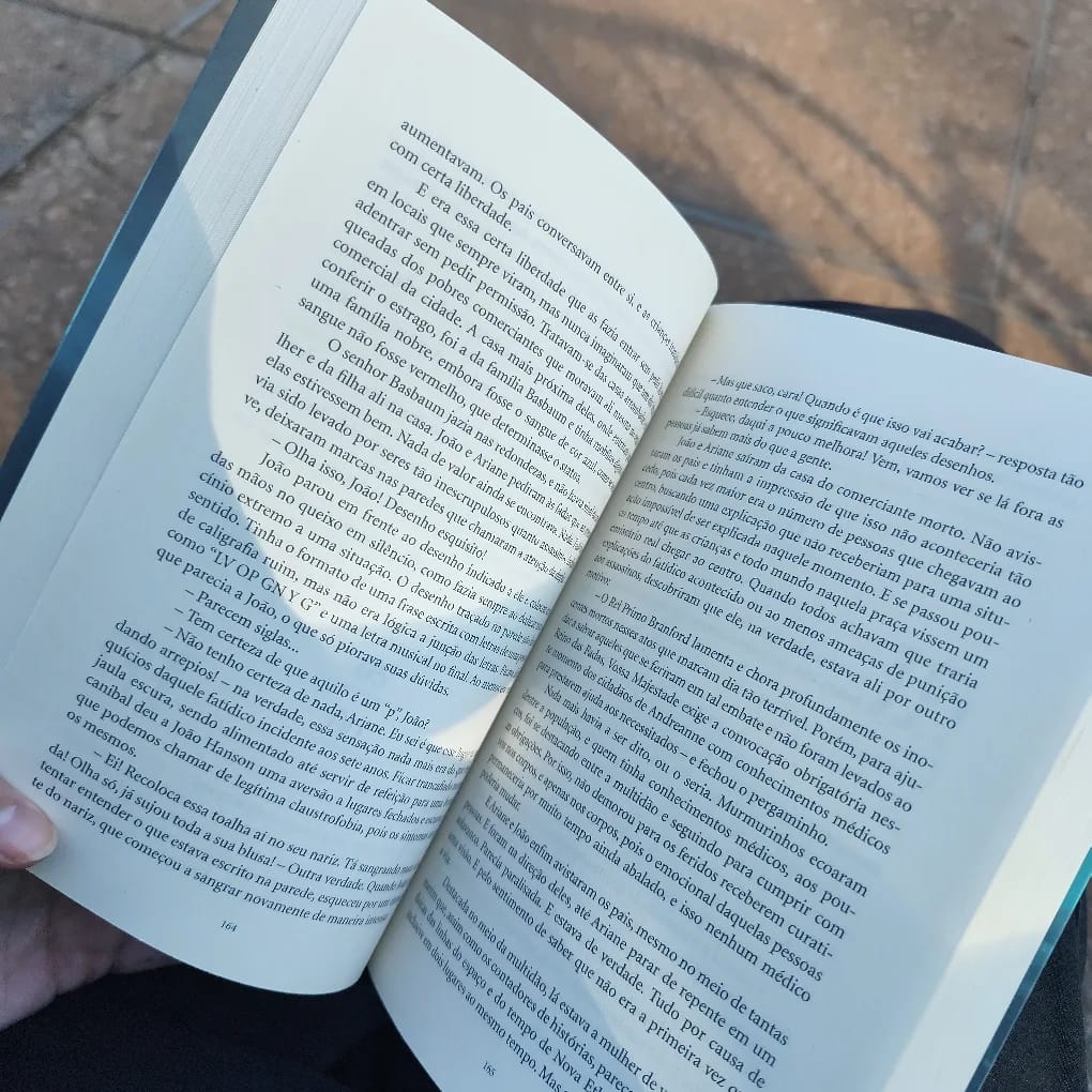 Holo_Atelier's tweet photo. Descansar não é afundar em tela vendo 1.000 vídeos.
Ás vezes o melhor descanso é fazer algo que relaxa e não prejudica seus hábitos ✨tipo leitura.
Criem o hábito de ler fora da obrigação!
Atualmente tô lendo Dragões de Éter – Vol.1 pra quem curte fantasia é bem legal https://t.co/0zZBCquJ0Y