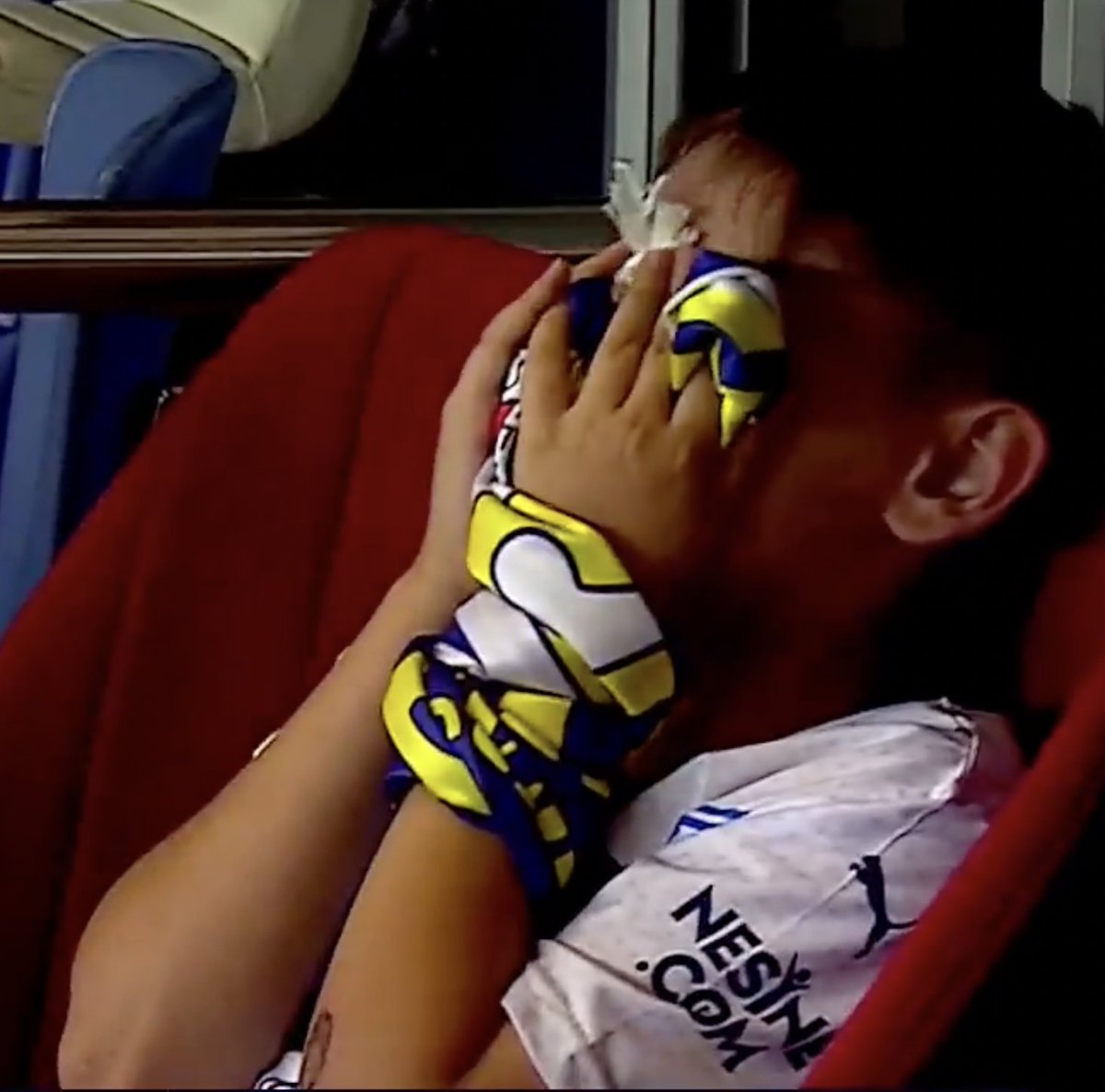 gelecegeimza's tweet image. Bu çocuklar ağlamayı hak etmiyor!

Büyük Fenerbahçe taraftarı! Gelin, imza verin; bizi başarısızlıklara mahkum kılan, günü kurtarmayı başarı sayan ve taraftarı ayrıştıran bu düzeni hep birlikte değiştirelim!

#Geleceğeİmza