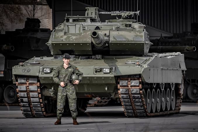 armour_529's tweet photo. Incase you forgot how massive the Leopard 2 is...👀

#tanks https://t.co/bZZLWjfECM