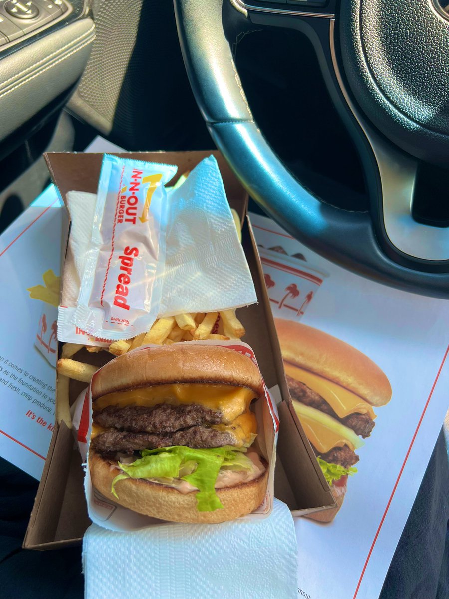 mushmoonz's tweet image. You can pay for in n out with solana now
