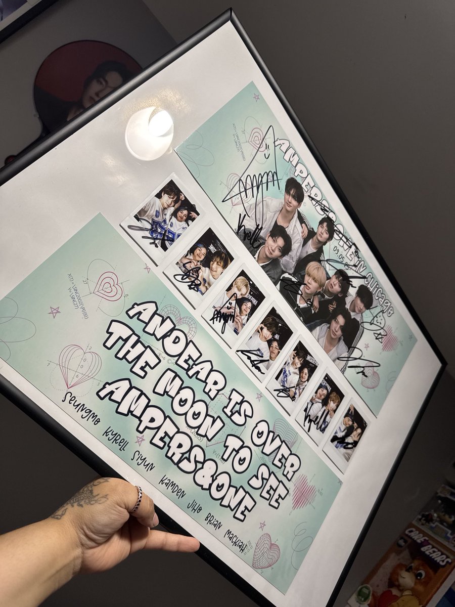 zayravalenz's tweet photo. Still have some leftover banners from the Milwaukee stop would any #ANDEARS like the banners? Below is a picture of what they look like but instead of chicago they say Milwaukee #AMPERSANDONE #KAPTURECON 😭 https://t.co/xW4lmlhQe3
