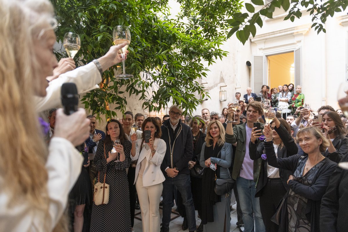 Suzy Amis Cameron tweet media