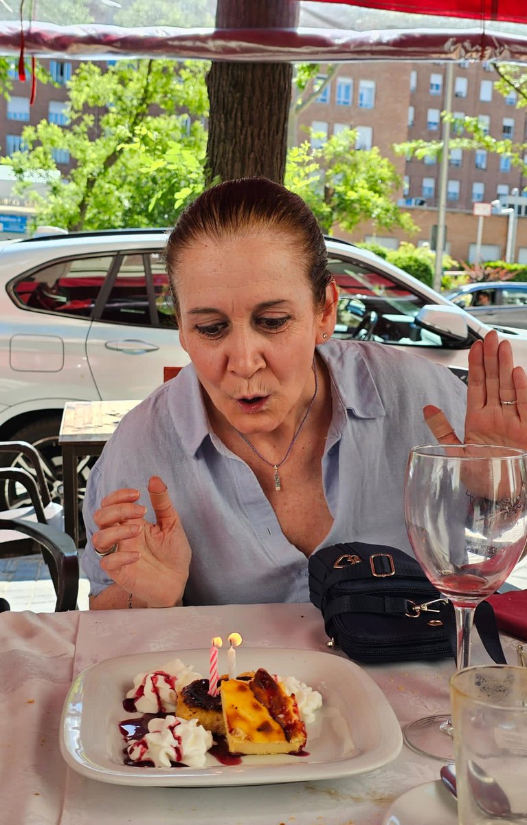 Celebrando mi cumple 🥰. Ole ole oleeeeee.
Gracias a todos x esos mensajitos, audios, llamadas, videos,regalitos, etc, 
Un año +, feliz.

#happy #madrid #26mayo #2025