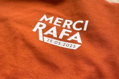 juanfrantacuri's tweet image. Brutal. Juntaron el Big Four: Roger, Rafa, Nole y Andy. La &quot;Philippe Chatrier&quot; tendrá una placa que recordará para toda la vida al más grande tenista de la historia en el polvo de ladrillo: RAFAEL NADAL. 
Tuve suerte de verlo en vivo dos veces y fue impresionante verlo jugar.