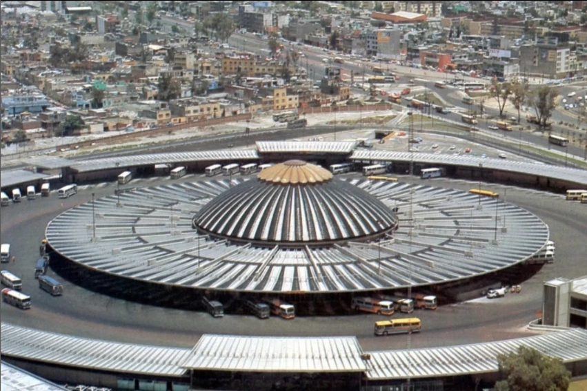 La Terminal de Autobuses de Pasajeros de Oriente, conocida como la TAPO, en la década de 1980. Este #espacio es obra del #arquitecto Juan José Díaz Infante y abrió sus puertas en 1979.  

Imagen: Col. @carlos_villasanas <a href="/CronistasCDMX/">Cronistas CDMX</a>  @coloniamoctezuma #arquitectura #obra