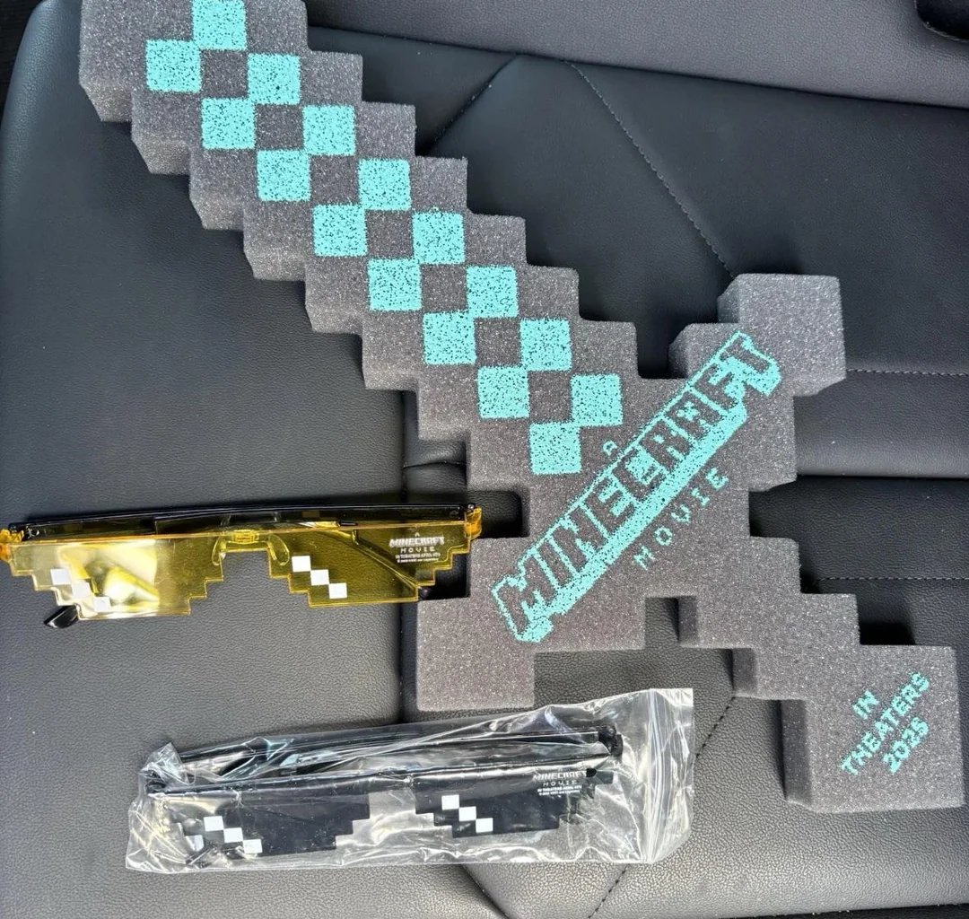 FODA 🔥

Um usuario no Reddit relatou ter ganhado brindes extras quando foi ao cinema assistir  o filme do Minecraft durante a ESTREIA! Confira abaixo os brindes

(Reddit/legofan126)

-🤪