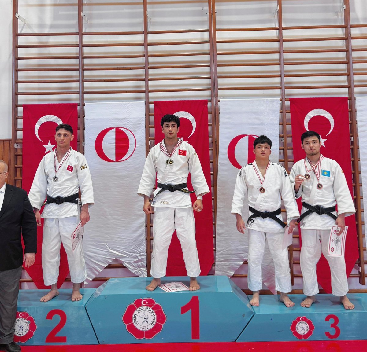 Ortadoğu Teknik Üniversitesi’nde düzenlenen Uluslararası Büyükler Judo Turnuvası’nda sporcumuz Fırat Çekim, 66 kg'da hem üniversiteler arası klasmanda hem de uluslararası büyükler kategorisinde şampiyon olarak aynı gün iki büyük zafer kazandı. 🥋🏆

Sporcumuzu tebrik ederiz