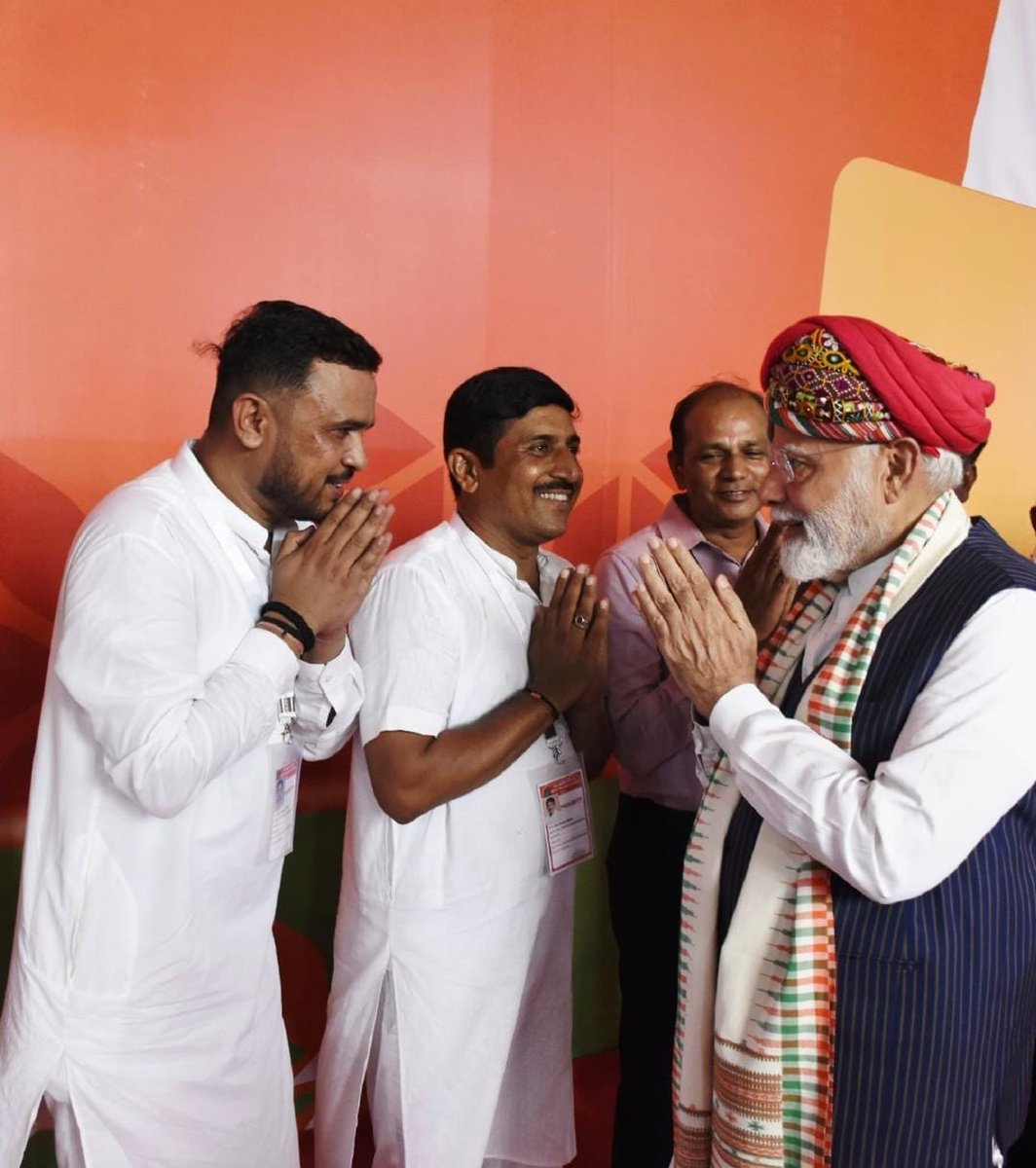 iDevendraJadeja's tweet image. કચ્છની ખમીરવંતી ધરતી પર સવાયા કચ્છી અને લોકપ્રિય પ્રધાનમંત્રી આદરણીય શ્રી @narendramodi સાહેબનું આત્મીયપૂર્વક સ્વાગત કર્યું.

#PMinKutch
#ViksitGujaratGreenGujarat #ViksitBharatViksitGujarat