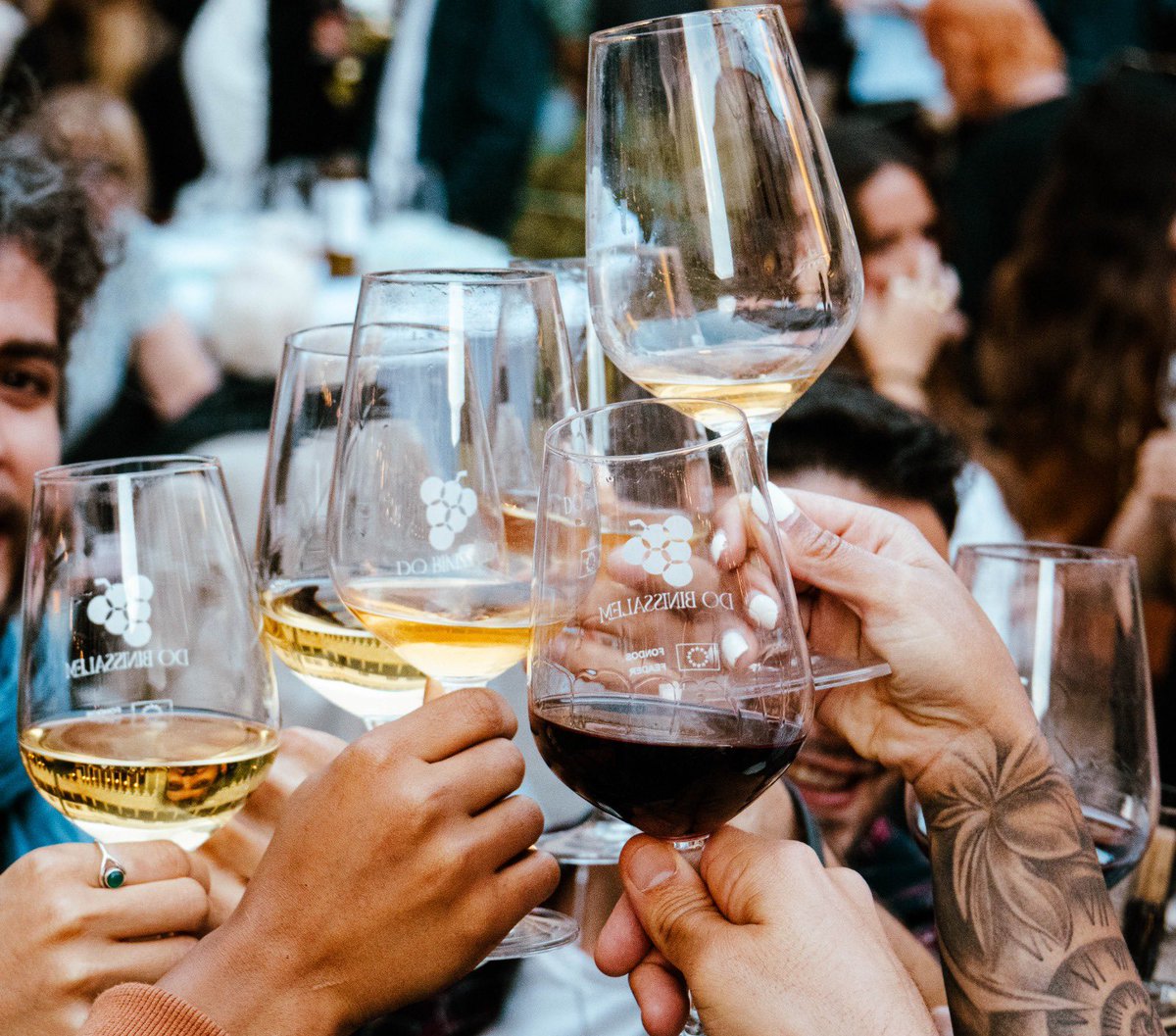BinissalemDO's tweet image. El Claustro de Sant Francesc de Palma, de nuevo, fue el escenario de una de las citas más esperadas de la primavera mallorquina: la Fiesta Wine Days DO Binissalem. Un evento único que aúna vino, gastronomía y patrimonio en un ambiente mágico. 10 bodegas x 4 chefs x5 prod DOP/IGP