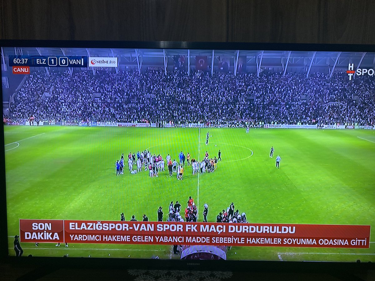 Yazıklar olsun bir şehri katletti yine Fatih Terim hayrani Ümit Özturk ve arkadaşları 

#Elazığspor a  operasyon ceken HAKEMİN KAFASI YARILDI. 

ELAZIĞSPOR - VANSPOR FK MAÇI DURDU.
#Fenerbahçe #HATvFB #AtakaşHatayspor #FenerinMaçıVar
#Vanspor