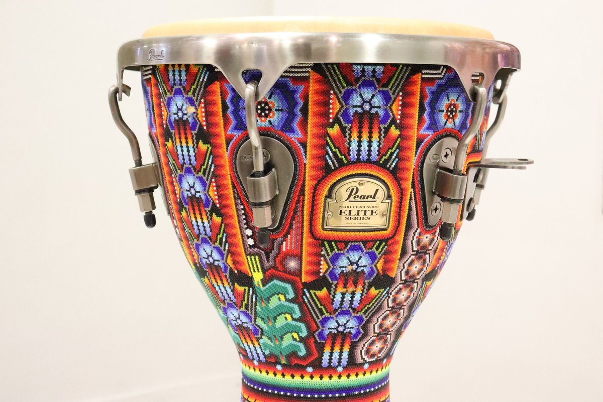 Explora el colorido universo wixaritari y la extraordinaria sensibilidad de su trabajo artístico a través de los instrumentos musicales decorados con arte wixárika, acervo de la Fundación Hermes Music. 
La exposición estará abierta al público hasta el 6 de julio.