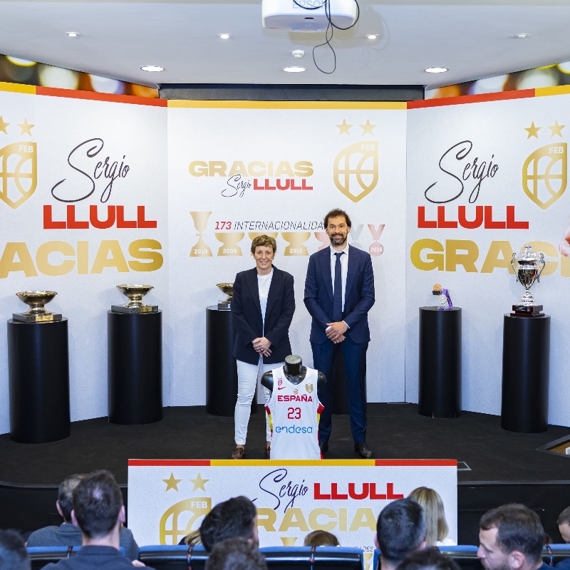 BaloncestoESP's tweet photo. #GraciasLlull 2⃣3⃣ | @23Llull anuncia su retirada de la Selección tras conseguir 7⃣ medallas y sumar 173 internacionalidades con #LaFamilia 🙏

🎙️ @eaguilar10: "Deja una huella que va mucho más allá de su calidad y sus número"

#SomosEquipo