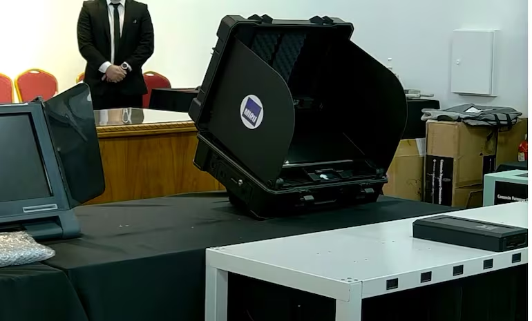 delpynews's tweet photo. ▶️¿HACKERS, ACEPTAN EL RETO? | ​​​​​​​​​​​​​​​​​​​🤨

Asesor del TSJE pide a los críticos que demuestren cómo se hackearían las máquinas de votación.🤨

Luis Alberto Mauro, director de la Comisión Electoral del Tribunal Superior de Justicia Electoral, salió al paso de las sospechas y dudas sobre supuestos ataques de ciberdelincuentes.💀👨‍💻

🗣️"Toda la información está en el boletín de voto, vos te acercás a la máquina, elegís a tu candidato, te lleva menos de 20 segundos, incluso la pantalla te pregunta si estás de acuerdo (...) ¿Dónde lo que se va a producir el hackeo?".

Vía: ABC Color