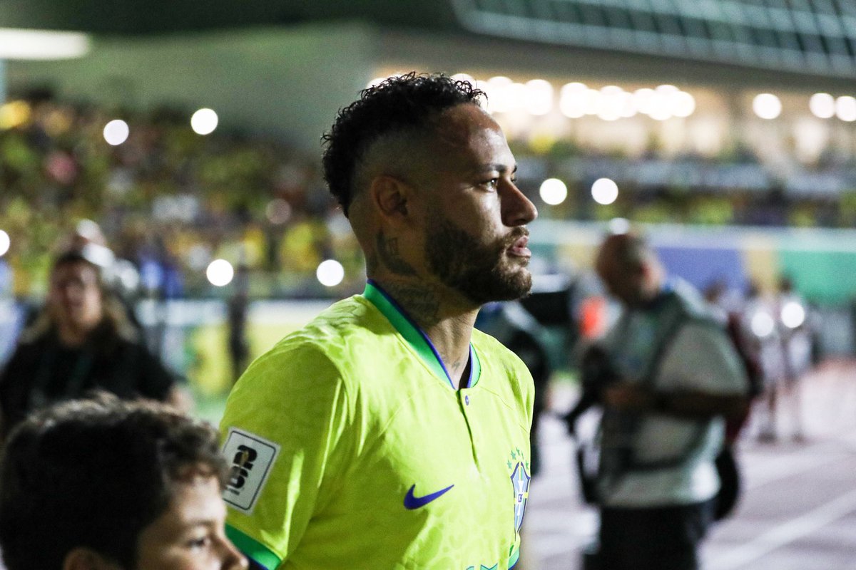 ActuFoot_'s tweet photo. Carlo Ancelotti 🇮🇹 sur l’absence de Neymar 🇧🇷 dans la liste du Brésil :

« Neymar est absent de la liste car il vient tout juste de revenir de blessure. J’ai parlé avec Ney et nous sommes tombés d’accord sur ce point. 

𝗝’𝗔𝗜 𝗖𝗢𝗡𝗙𝗜𝗔𝗡𝗖𝗘 𝗘𝗡 𝗡𝗘𝗬𝗠𝗔𝗥, 𝗝𝗘 𝗖𝗢𝗠𝗣𝗧𝗘 𝗦𝗨𝗥 𝗟𝗨𝗜, nous voulons qu’il arrive dans les meilleures conditions à la Coupe du monde. » 🗣️

🎙️ conf. de presse