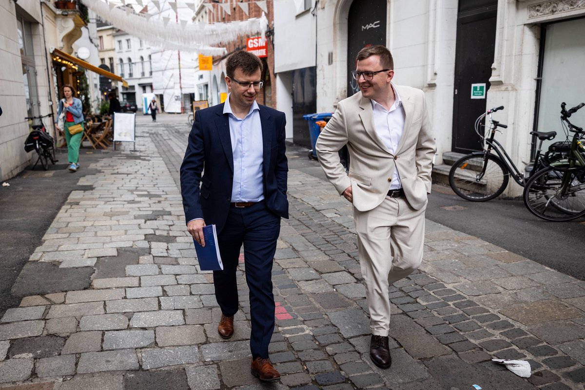 AdamSamuBalazs's tweet photo. ☝🏻You don’t have to go far from #Brussels: #Ukraine’s #EU membership is raising serious concerns in #Flanders.

At the invitation of the @KVHVGent 
, @JanosBoka_HU spoke with young people about the consequences of Ukraine’s forced accession to the EU.

#VOKS2025 https://t.co/rMotaRMeYl