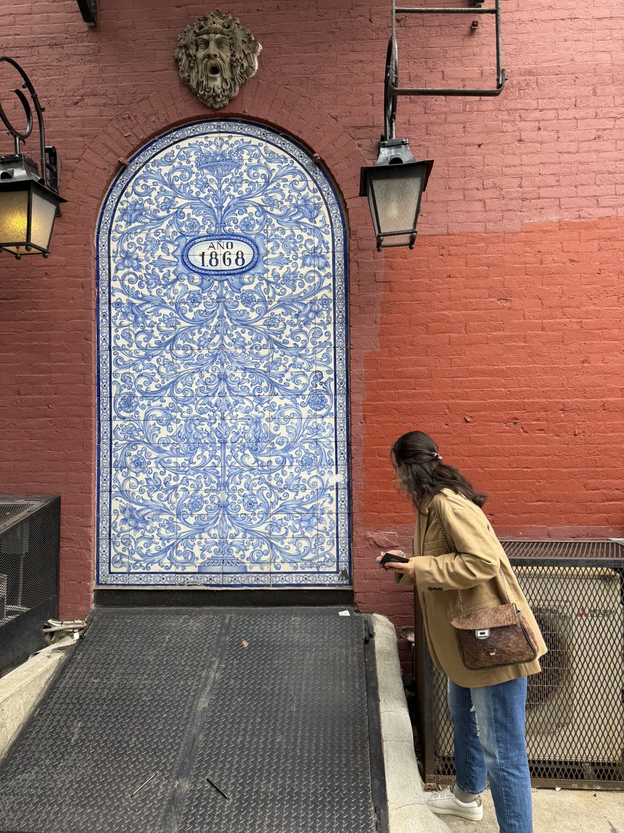 marikolos's tweet photo. While waiting for @NFT_NYC…. leaving some traces of my art in #NYC

@SuperchiefNFT @NFTKred 

#NFTs #slownft #nftwithmeaning #NFTCommunity https://t.co/xhoqs2B1J5