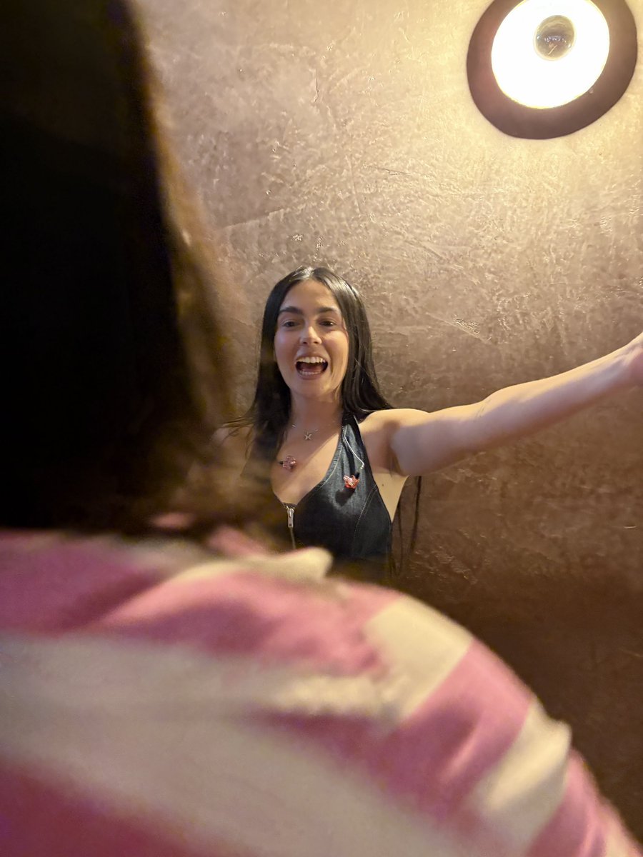 geliaragon's tweet photo. Nunca voy a superar que Chiara me recibió con los brazos abiertos en el meet 🥹 la mejor persona si es 😭
#ChiaraOliverEnMexico
#LLRTMexico https://t.co/rcBn7Xl14L