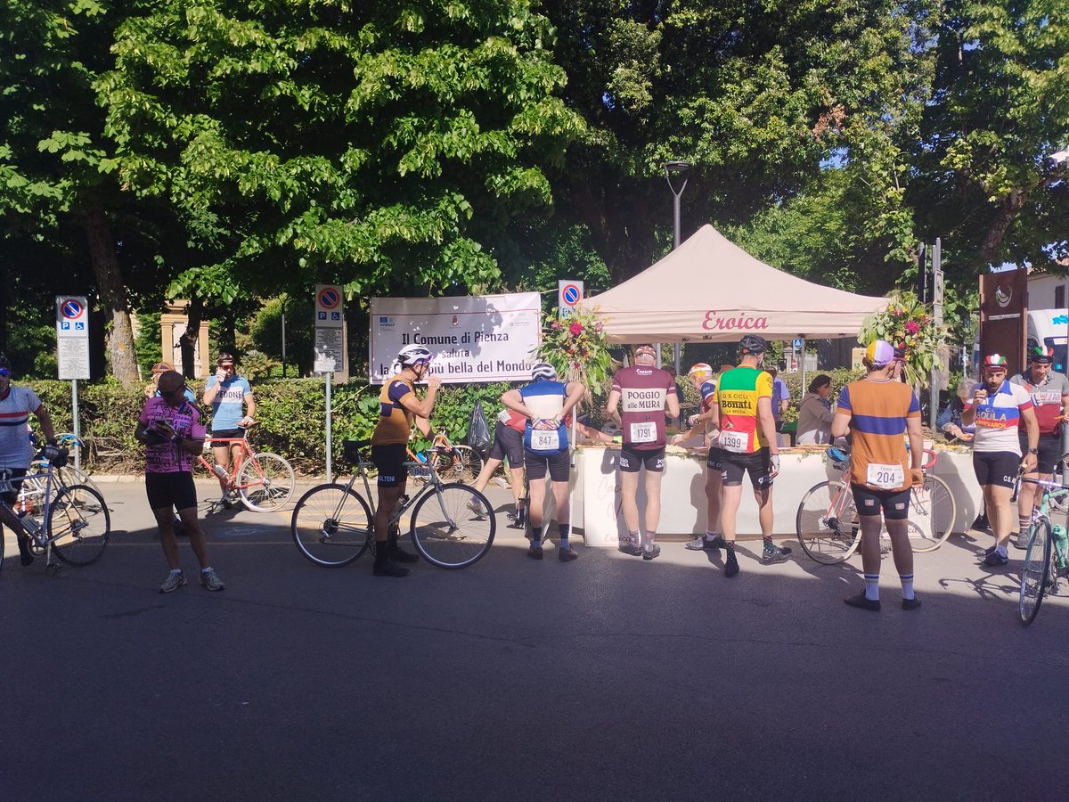🚴 Pienza all'<a href="/Eroica_Official/">L'Eroica</a> 

La nostra città è stata fra i protagonisti di quella che oramai è diventata una classica del ciclismo italiano.
👇
facebook.com/ComunePienza/p… 

<a href="/MASE_IT/">Ministero Ambiente e Sicurezza Energetica</a> 

#Pienza
#Valdorcia
#Toscana
#Ciclismo
#Ciclostorica
#Eroica