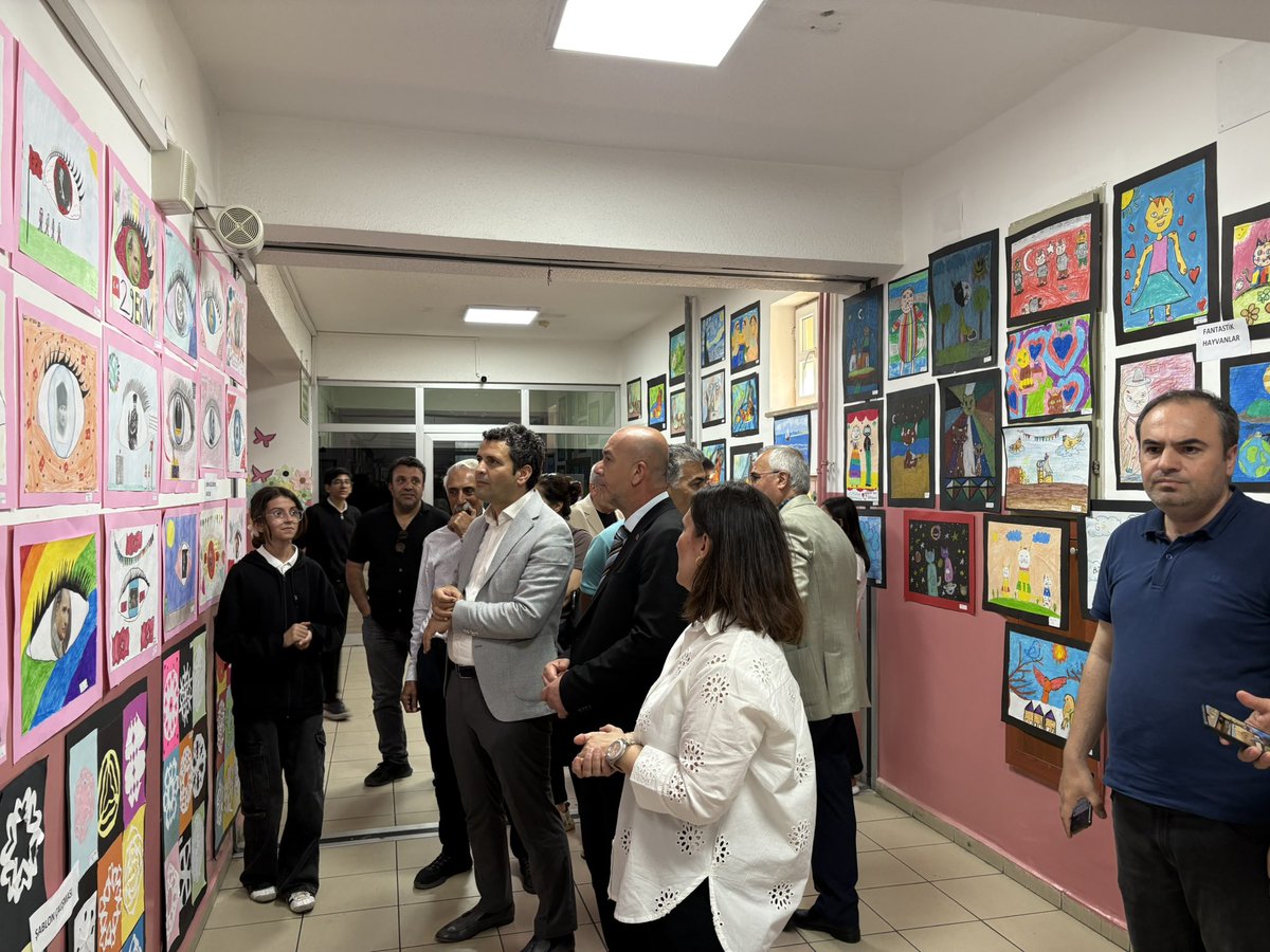 Okulumuzda düzenlenen Görsel Sanatlar ve Teknoloji Tasarım Sergisi, büyük beğeniyle gerçekleştirildi. Etkinliğimize Kestel Belediye Bşk. Yardımcısı Sn. Mehmet Çalık, Şube Müdürümüz Sn. Ahmet Gültekin, okul müdürleri, öğretmenlerimiz ve öğrencilerimiz katılım sağladı.