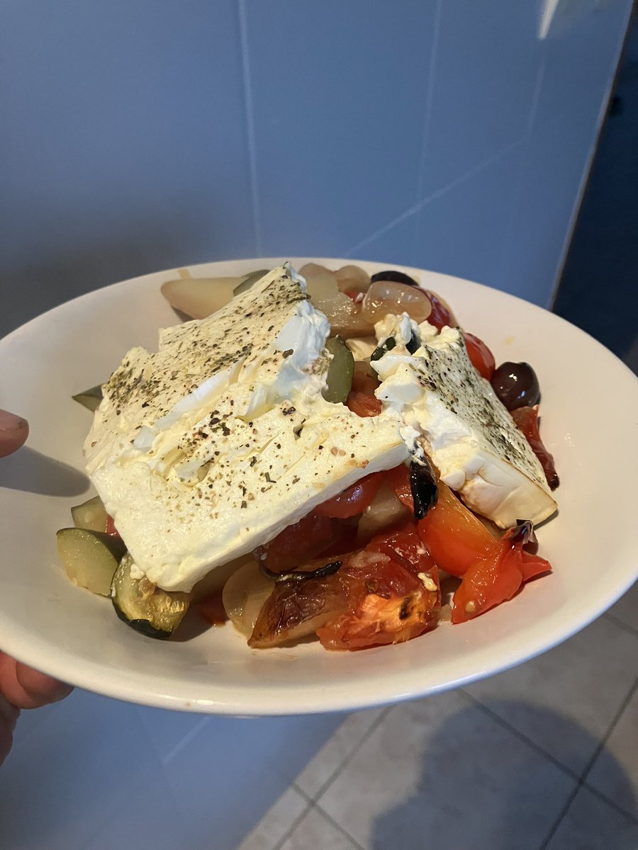 sdfrrt4twit's tweet photo. Que dire … #feta grillée sur légumes au #barbecue. Total #veggie. #kitchenfred —> tu viens ? https://t.co/NSPO7fgmum