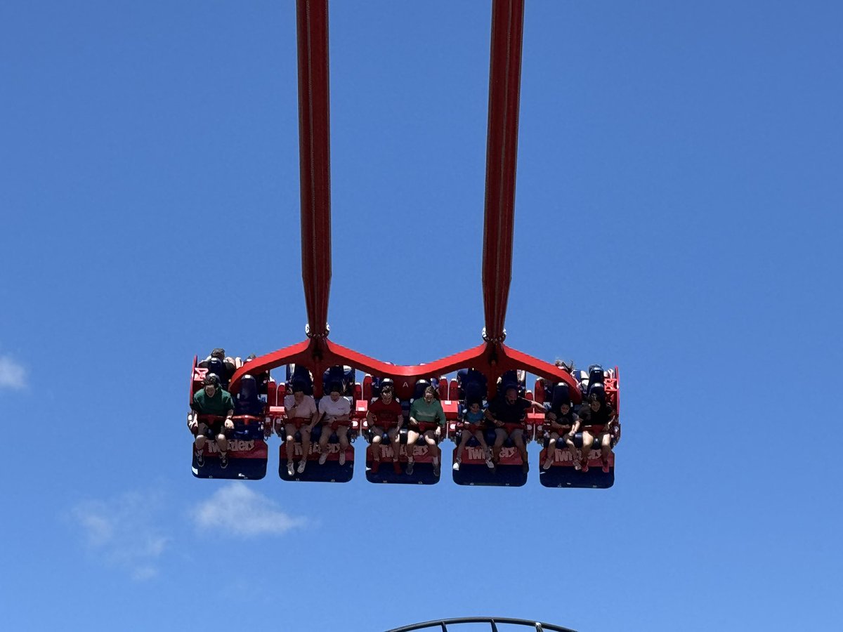 lregos's tweet photo. What a beautiful day to defy some gravity! #TwizzlersTwistedGravity #Hersheyparkhappy https://t.co/QYB5X7LeH5