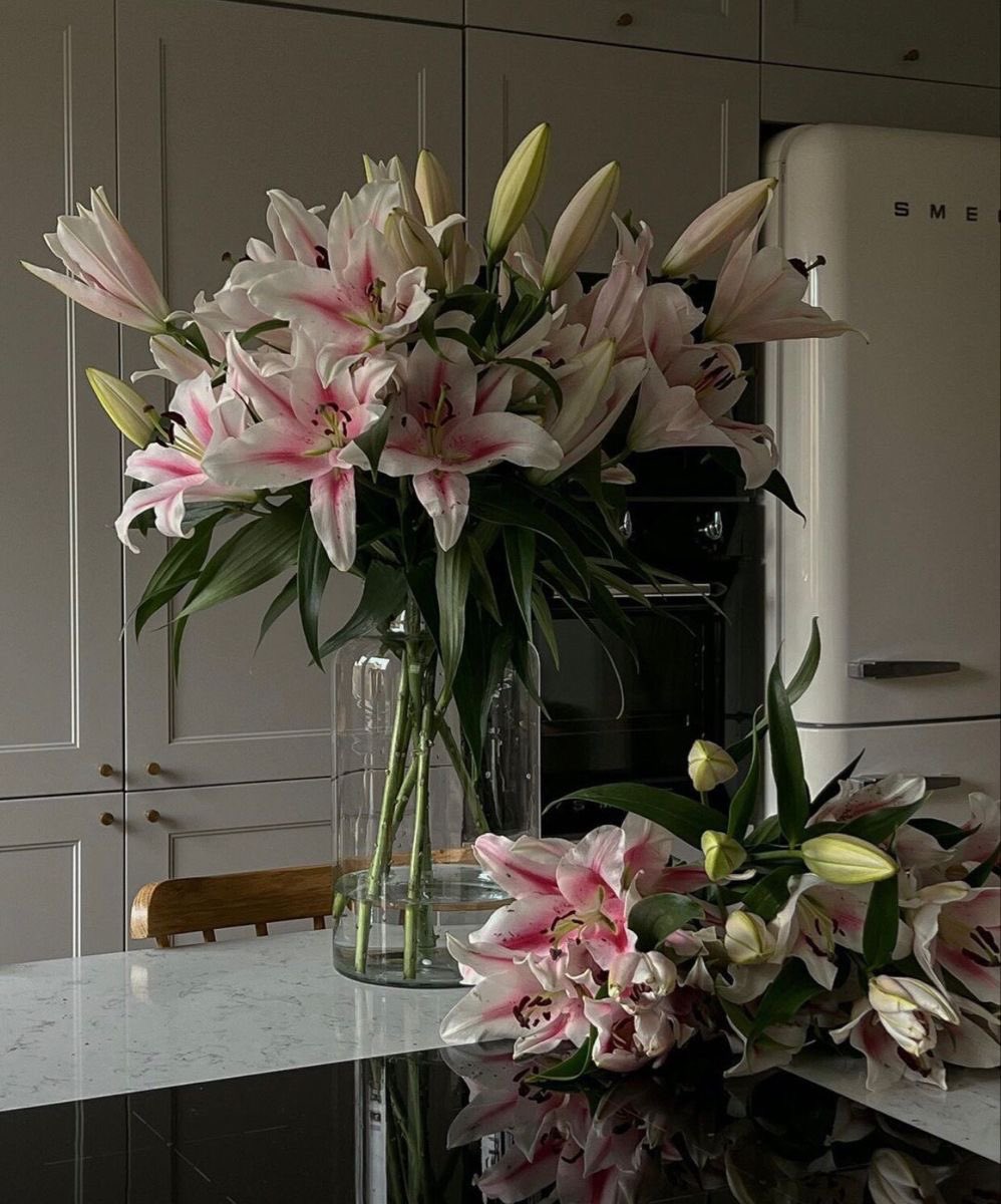 i3Moment's tweet photo. Lilies https://t.co/qeHwLgopje