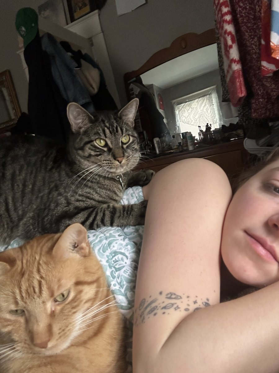 roxieraeanger's tweet photo. literally surrounded by pussy https://t.co/o8SxRGaqfW