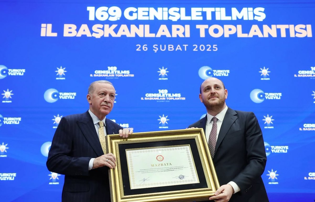 AK Parti Teşkilattan Sorumlu Genel Başkan Yardımcısı Ahmet BÜYÜKGÜMÜŞ’e dikkat edin…
Görevi alır almaz  adeta sefere çıkarak Türkiye’nin dört bir yanındaki teşkilatları denetleyip fotoğraflarını çeken <a href="/abuyukgumus/">Ahmet Büyükgümüş</a> 
tabanın sesine kulak veriyor.
Büyükgümüş’ün Cumhurbaşkanı